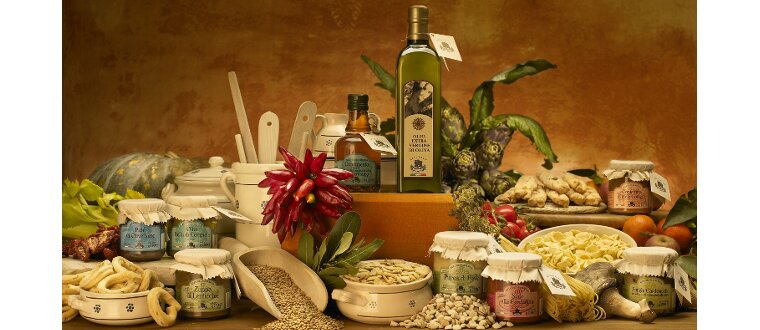 Prodotti tipici, conserve sott'olio, confetture, condimenti, sughi, contorni, prodotti da forno dolci e salati, pasta, prodotti caseari. #food #wine