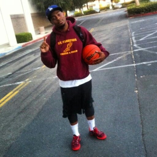 Chaseing my dreams...#Finessegang sneaker connoisseur west side dirt bag #sleezyboyz #HARLEM #freemaxb Philippians 4:13