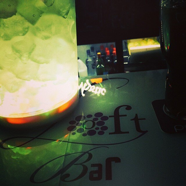 Le Loft Bar, situé dans un penthouse dans le Bultia Village à Gerpinnes, vous propose de passer un moment de détente dans un établissement mélangeant différents