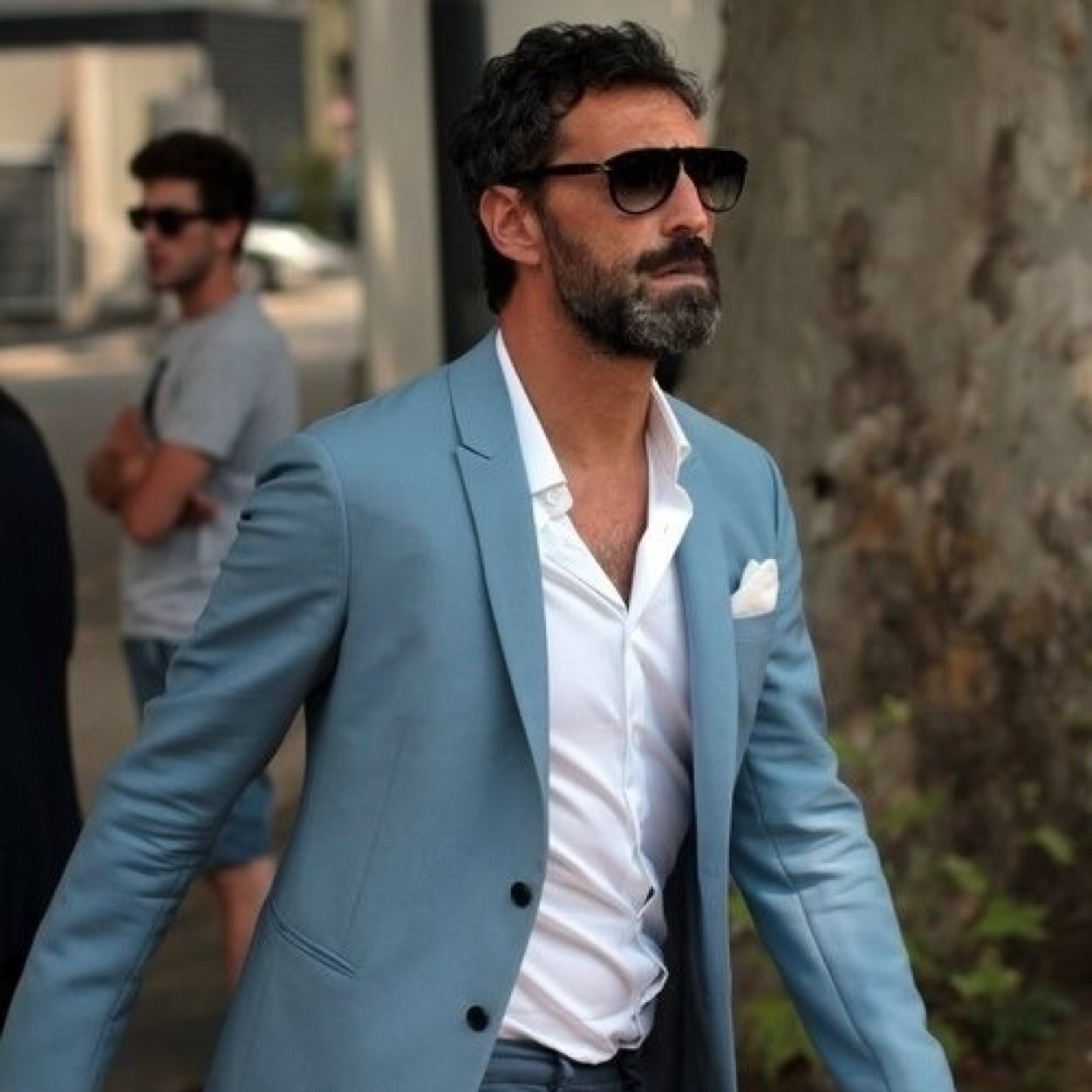 BouakazR's profile picture. Nos tweets sont des bouteilles à la mer que nous jetons dans le cyber océan en espérant que quelqu'un lira le message qu'ils contiennent.