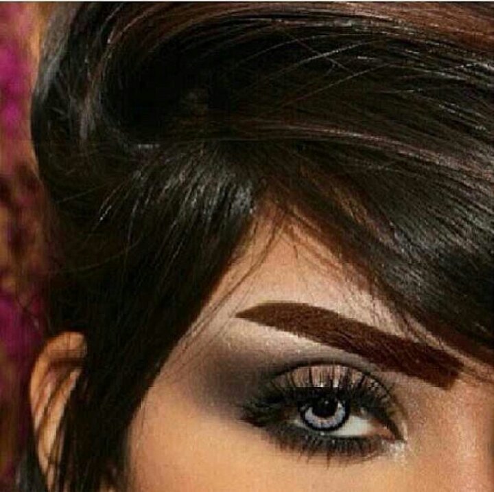 ‏‏‏‏المَشَاعِر أَبّداً لاَ تَموُت ، وَ لكِنّهاً تَتجَمّد حتّى يَكسِرُهاً مَوقِفٌ مَاً