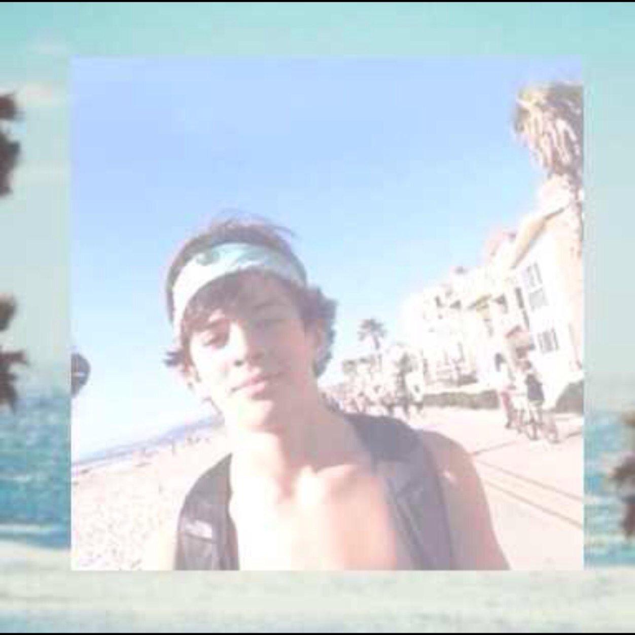 FOLLOW @basicallyhayes and please(: she follows backkk