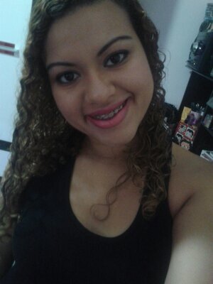 alegre. divertida e que adora novas amizades.E que ama a vida........