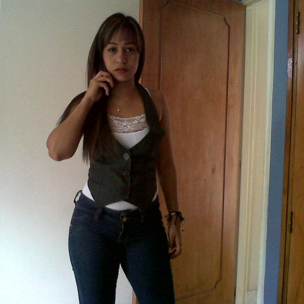 Contaduria, Gestion administrativa, trabajadora, me encanta leer, ir a cine, pasear, cenar, amante de los animales y la naturaleza...esa soy YO!!!
