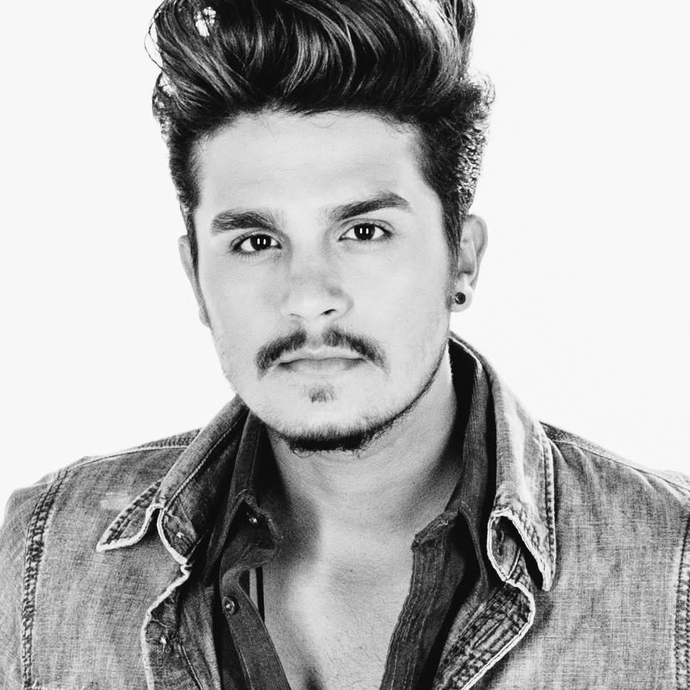 Você chegou rapidamente conquistando meu coração.Com sua voz encantadora e seu jeito que me seduz,hoje e sempre serei sua fã.Meu lindo,meu tudo,meu Príncipe ♥