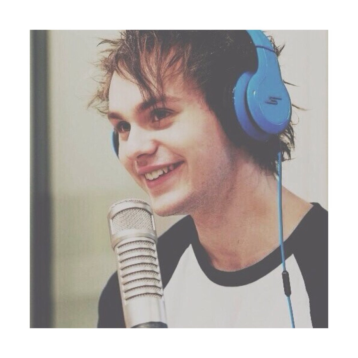 Hello free follow from @flowercliffxrd please follow her and feel free to ask for a dm to Calum Hood :) have a nice dayyy