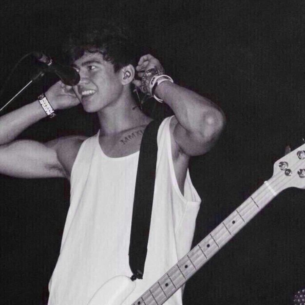 Free follow from @_DrunkIn5SOS Follow and ask for a follow back :)