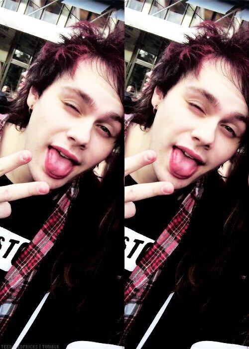 hi heres a free follow from @ashtonsharold bc she thinks ur cute af