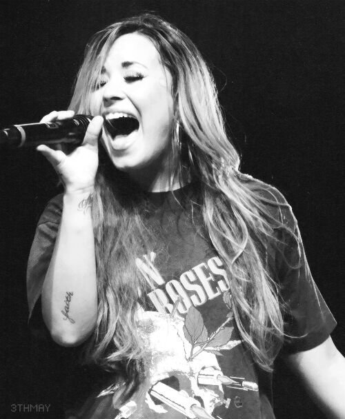 Demi's ass is prettier then your face!!!