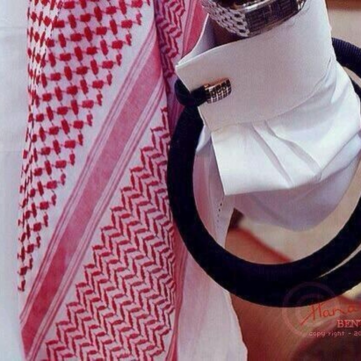 شاب سعودي متغطرس♨دائماً كانوا ينعتونني بأن صوتي ليس جميلاً ولكنني حينما سمعت عن تويتر علمتُ أنة من حقي ان أُغرد ومن لايريد الإستماع إلي فليغلق أُذنية