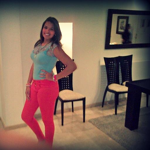 Una belleza venezolana;en busca de un amor de película que no dure solo 2horas,Amante de la lectura y la música,con Dios todo sin el NADA.