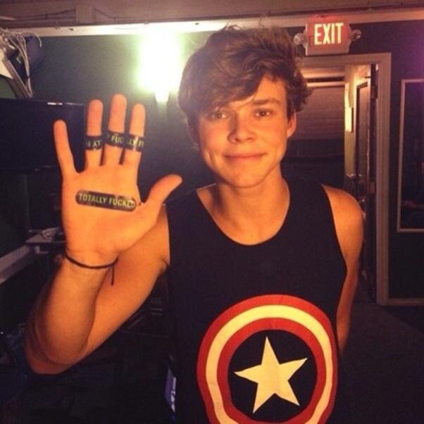 turnintoash's profile picture. Até traficar tá mais fácil que ser Ashton Girl