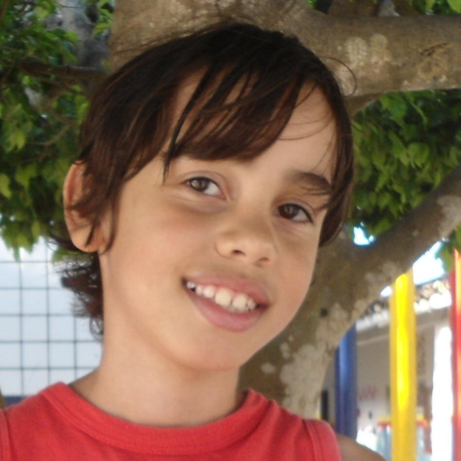 Eu sou um garoto como todos os outros, só estou vivendo dias iguais, de mαneirαs diferentes ! & gosto de αproveitα α vidα ! :)    