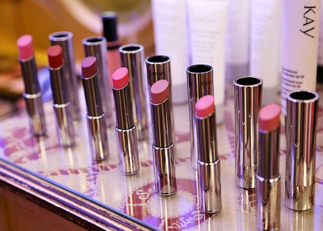 Minat bermakeup? Kami menawarkan product botanical effects skincare. | We are offering u botanical effects skincare product