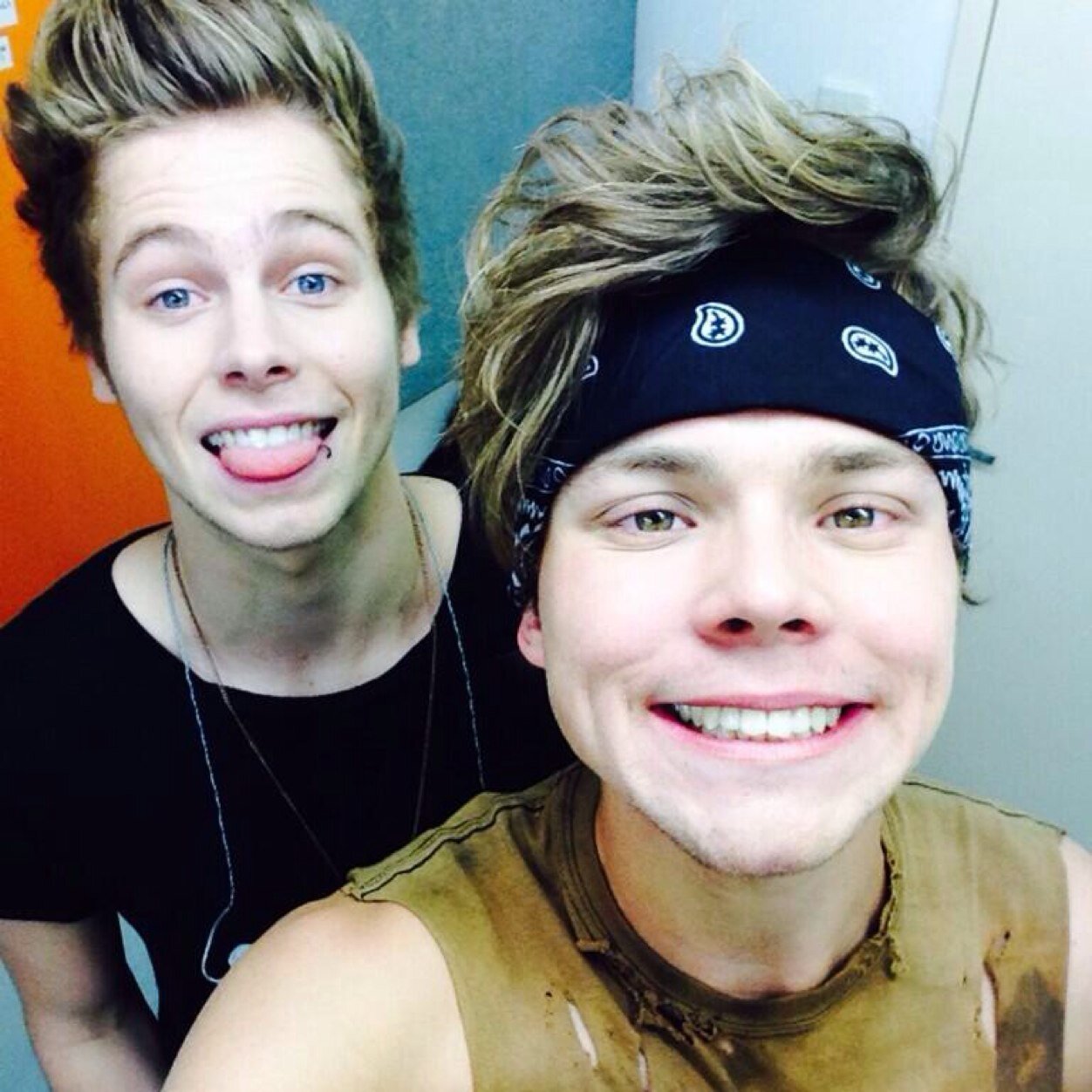 this is a free follow, but please follow @frickyouashton :-) || (wesley follows this account)