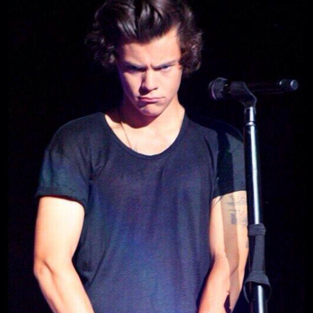 This is a free follow please follow my main account @LOUIS5SOZ lovelots xx she follows back just ask her