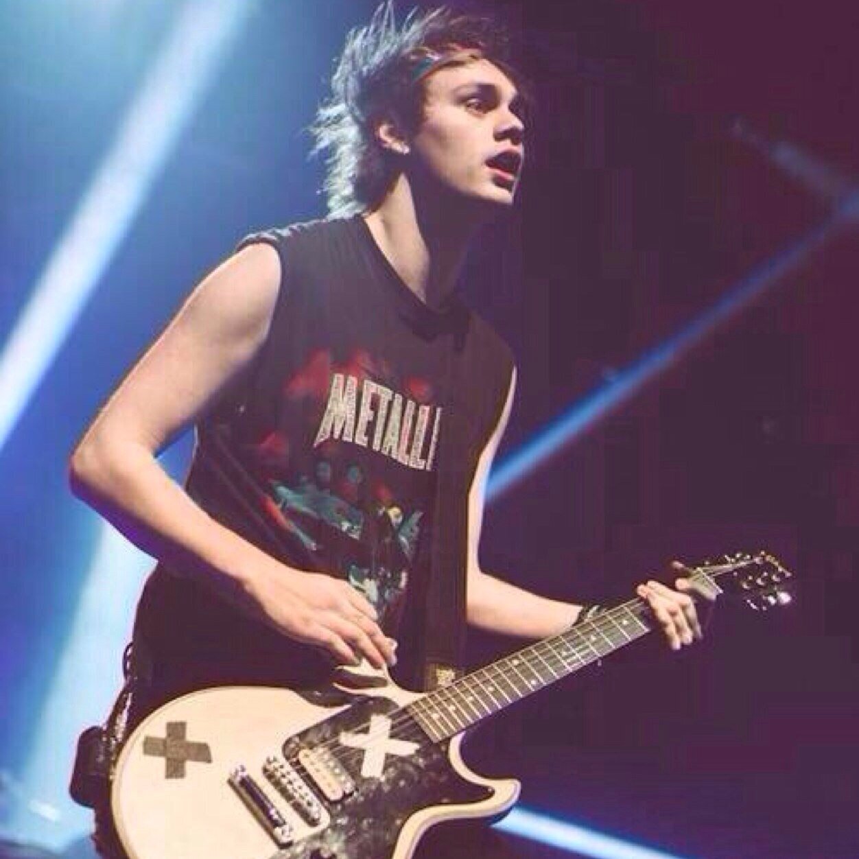 hi i gave you a free follow so pls go follow @ashtonirwilly fankyou ilysm