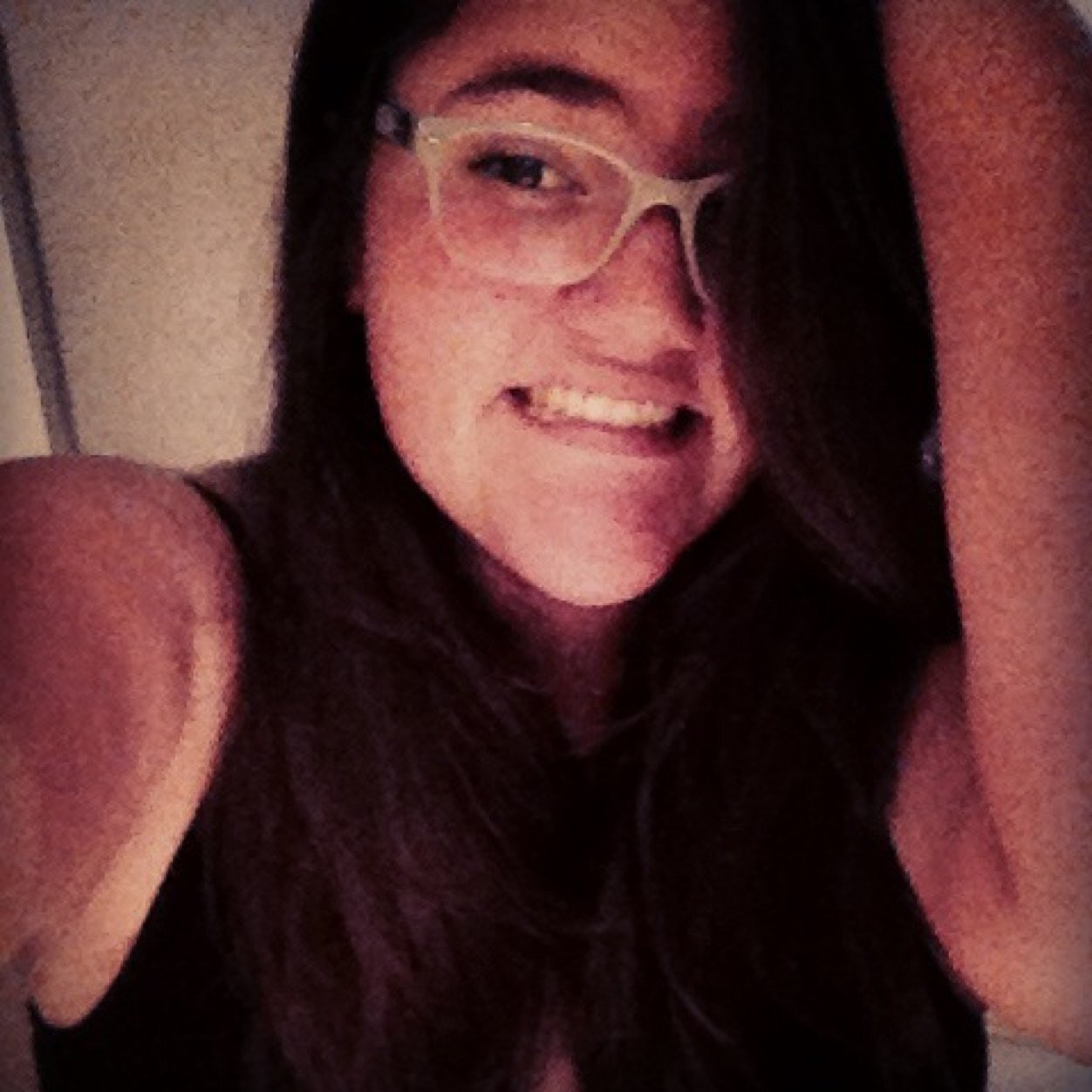 Divertida,simpatica,timida,amo animais,adoro conversar,impaciente,adoroo lugares calmos...