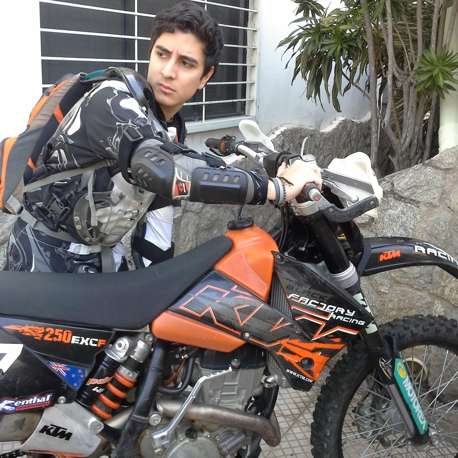 Ing. Mecánico USB, Amante de las motos, la musica y el cine.