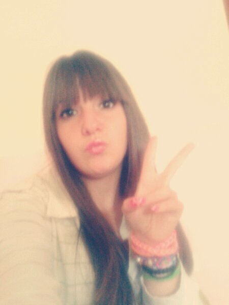 Escogiendo la vida que quiero siguiendo con paso firme,no rindiendome jamas.Repartiendo sonrisas ;) y