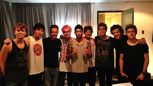 Acount dedicated to One Direction(0/5) and 5Sos(0/4) Two girls just in love with 9 boys!!