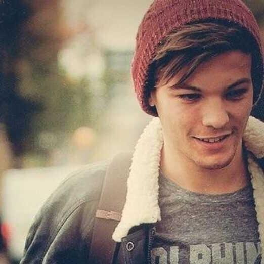 This is a free follow so follow @Smile_for_Louis and retweet this https://t.co/gNAZuFp54X she'll give u pizza