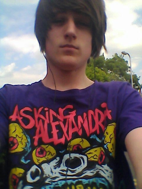Suck my fuck. I like Attila, deathcore and my girlfriend @youmeatsixdana.. I follow back bitches. Any BRITISH bands looking for a scream vocalist; hit me up.