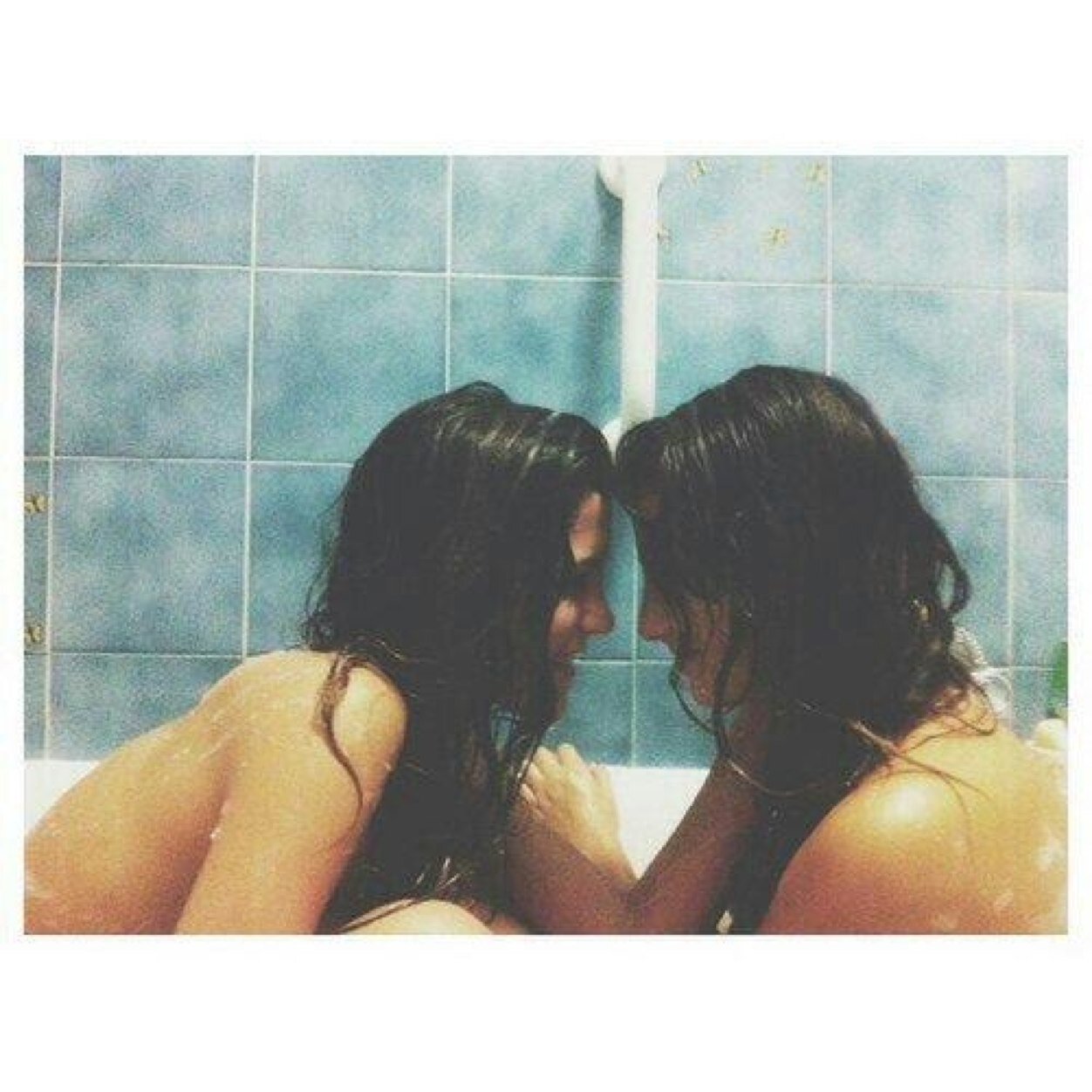 лесби целуются в туалете фото 95