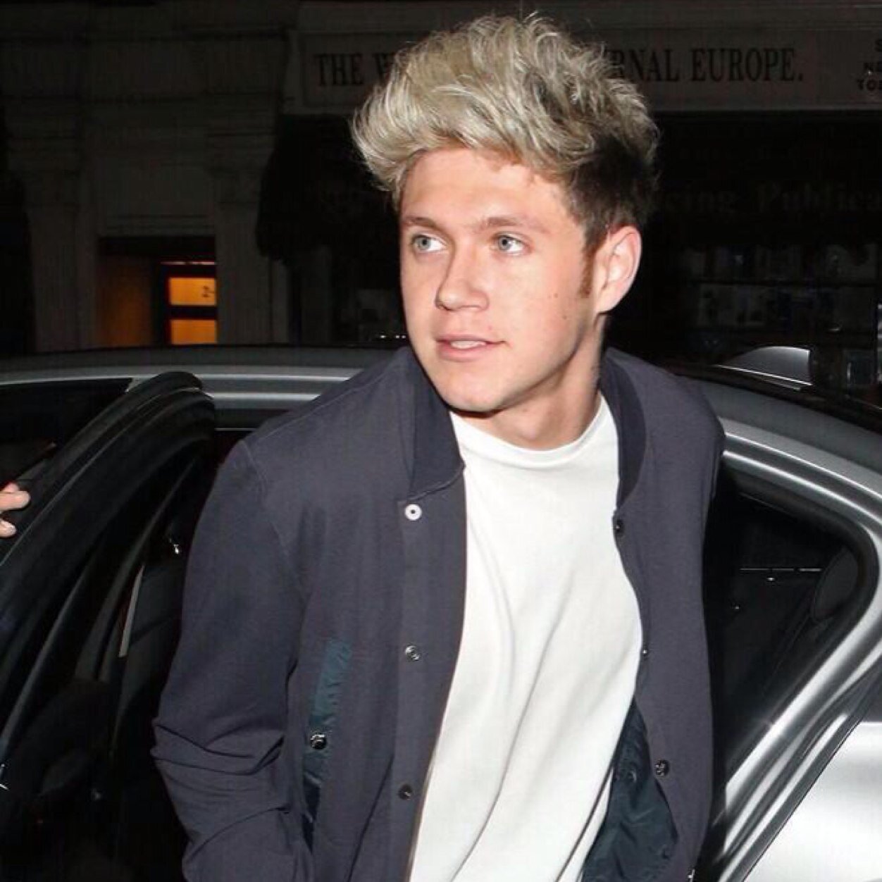 can you pretty please follow me on @nouistoast xx