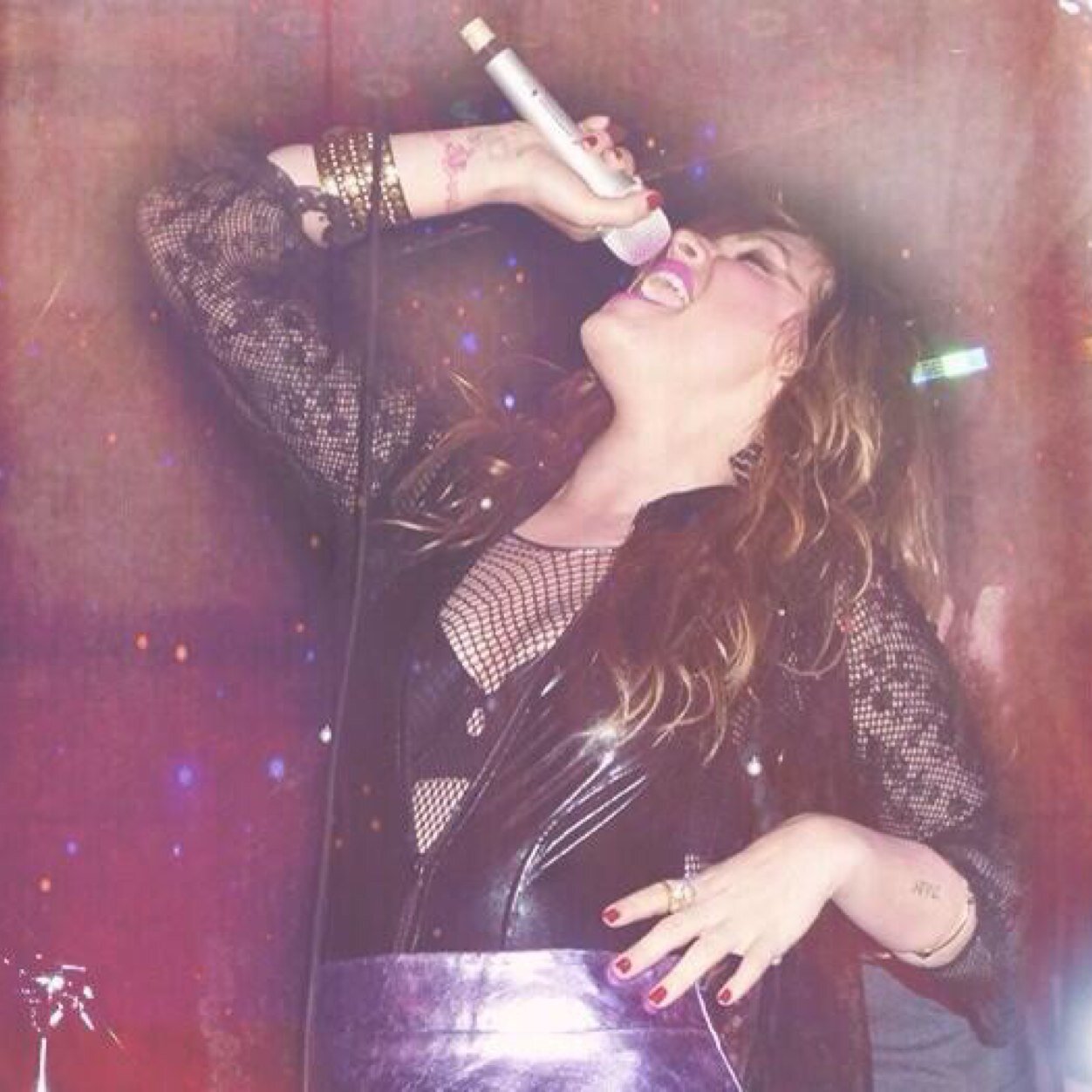 MiaGIitz's profile picture. Writer/Producer at FOX, Karaokolic. Singer and Bassist. All dis belongs to @DarrenGooberx. ❤️