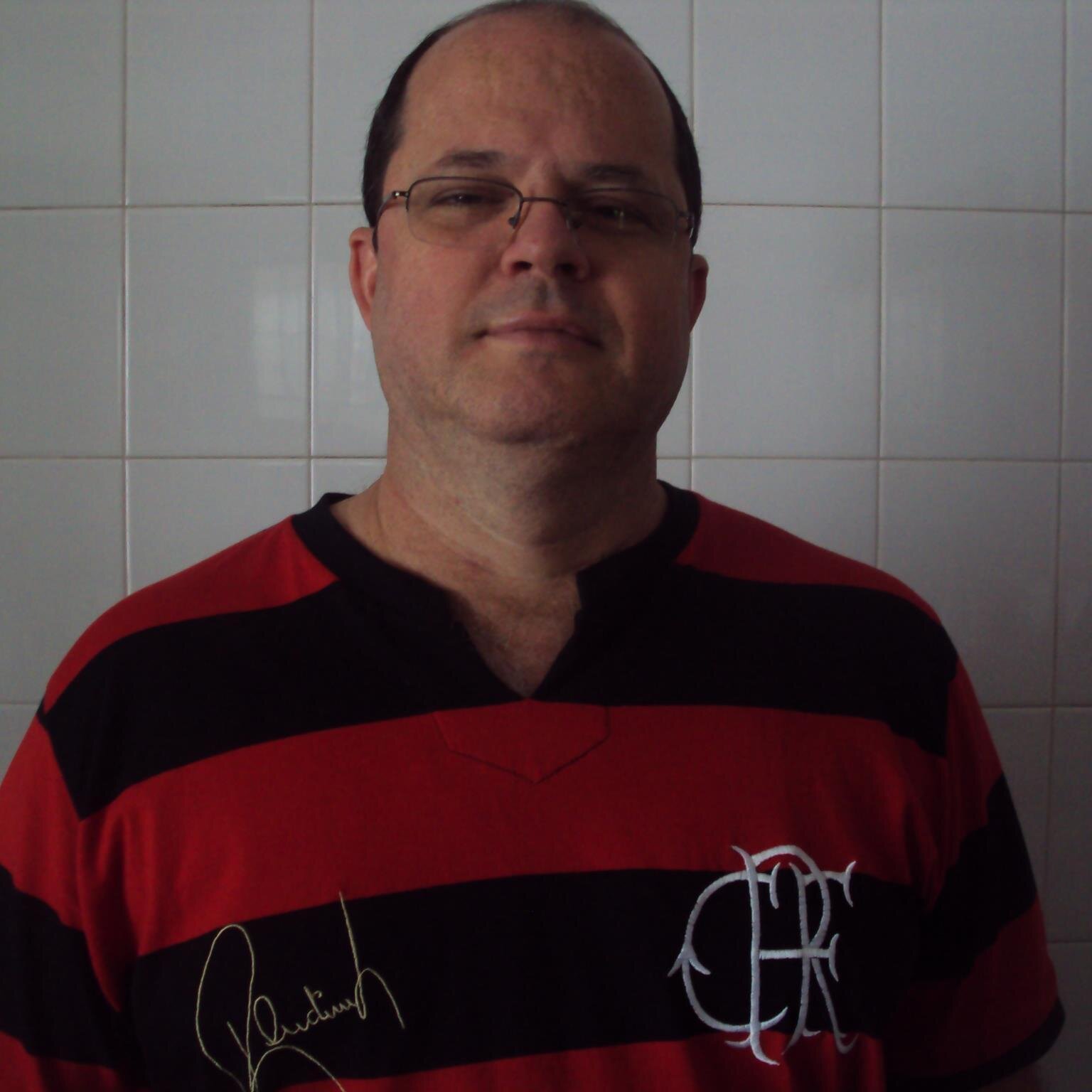 Torcedor do Flamengo; Espírita; Analista do TJERJ; Mineiro morador de Itaperuna-RJ; Casado com a Sílvia e pai do Lucas, Fernanda e Dyego. Ah, e petralha também!