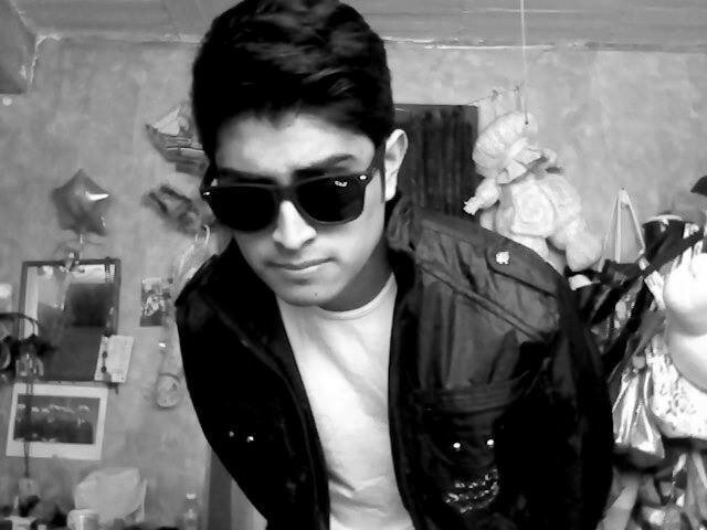 Tengo 28 años soy estrella de rock,poeta, felizmente casado futbolista,actor,mago,super heroe,escritor,ingeniero,doctor,astronauta,un buen amigo :D y BMX
