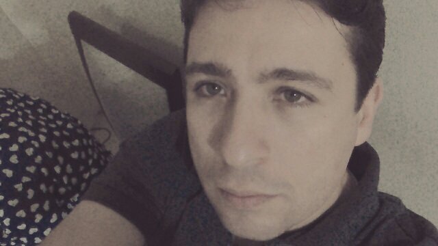 Desenvolvedor, fundador de venture builder, crítico de gente que se rotula e não entrega nada.