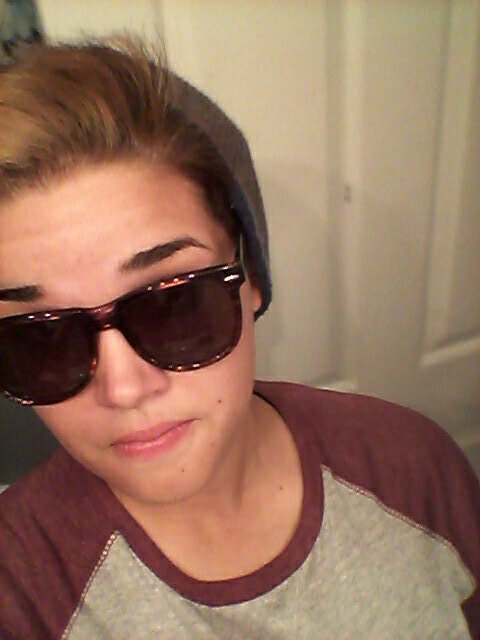 shhylar's profile picture. my guitar is bae