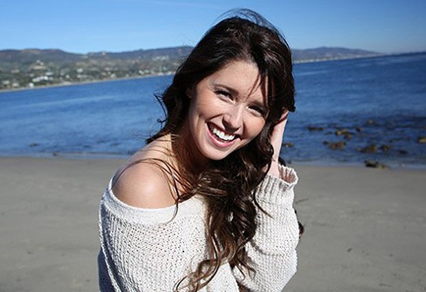 alegre, sencilla...
vive la vida con una sonrisa en tu rostro y la vida te sonriera a ti :3