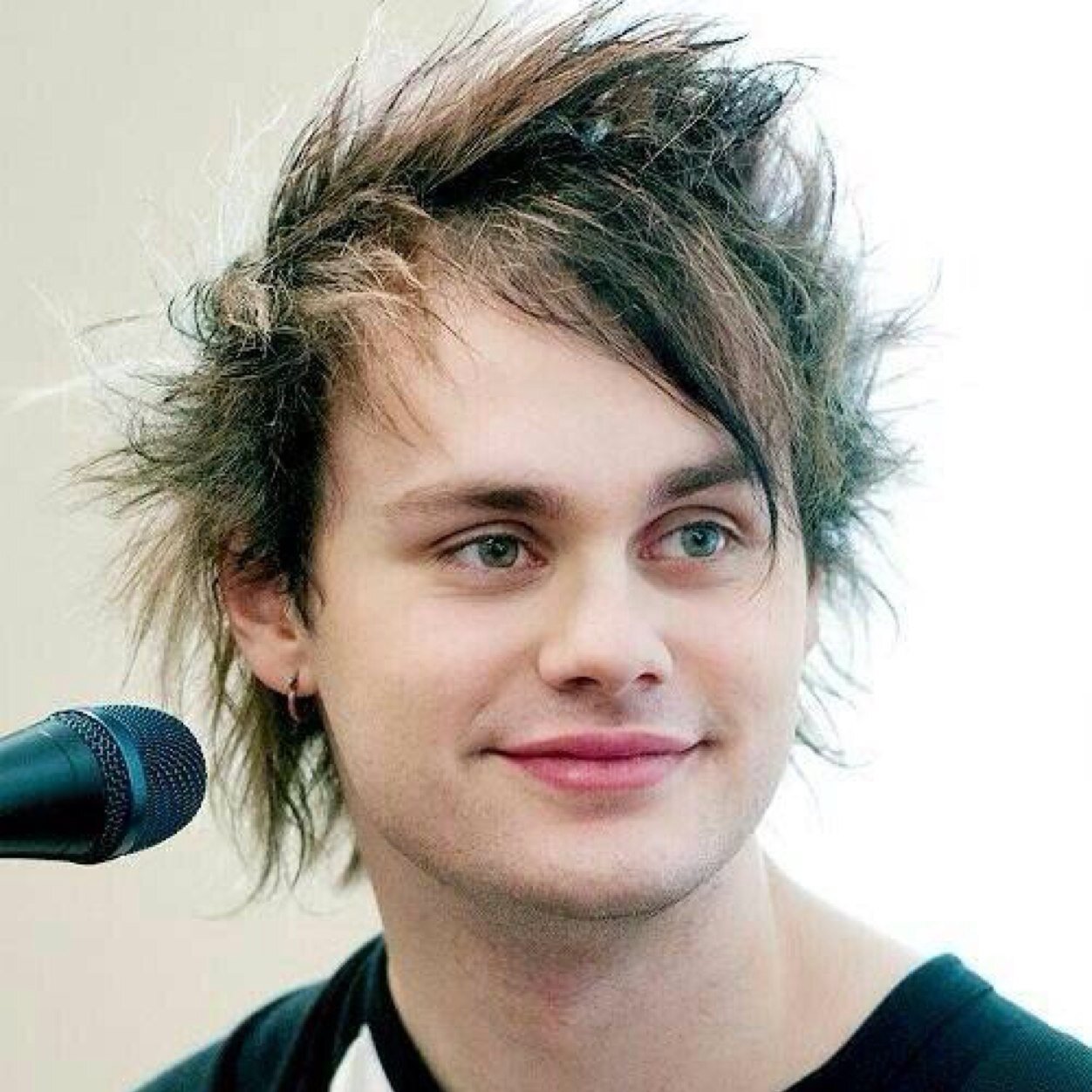 a free follow from @cliffordishtbh follow her back if u dont mind