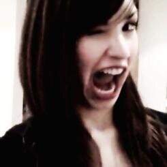 minha mae perguntou de quem eu gostava falei maezinha amo a demi lovato ela me olhou pegou um cabo de vassoura me deu uma surra