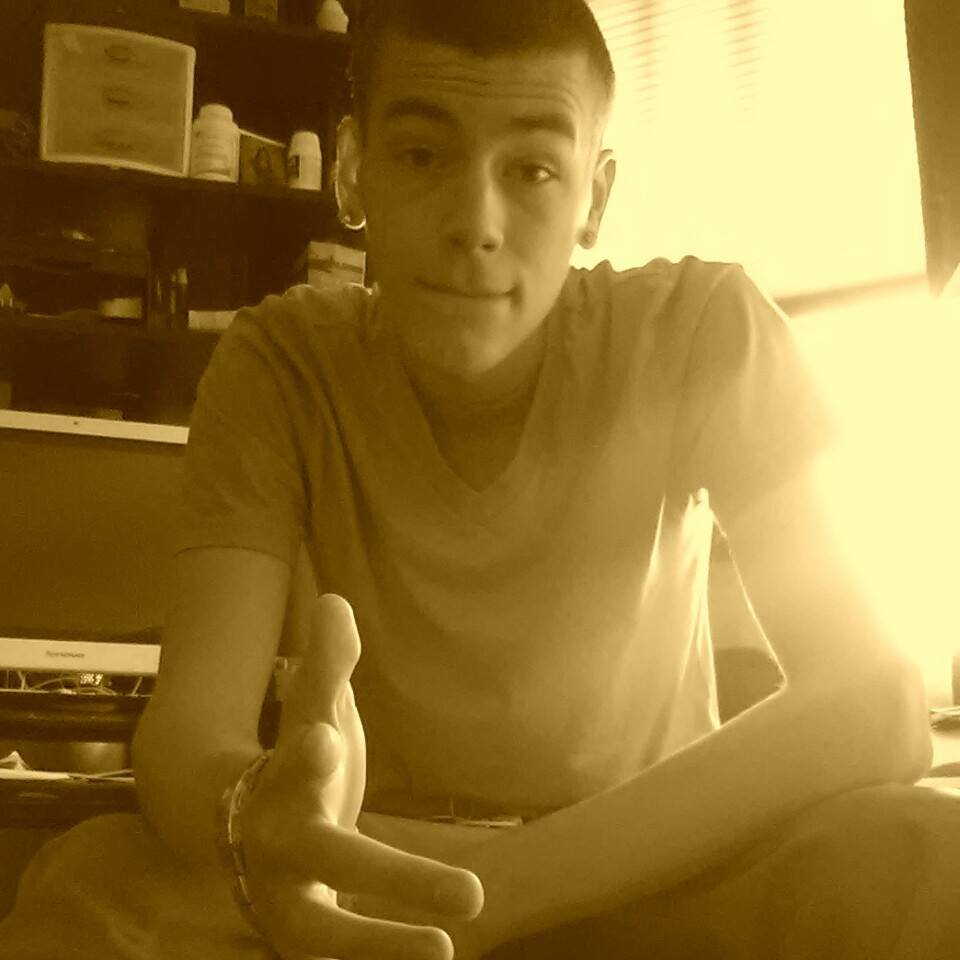 Hello, I like to skatebored,smoking weed and chill with my friends.