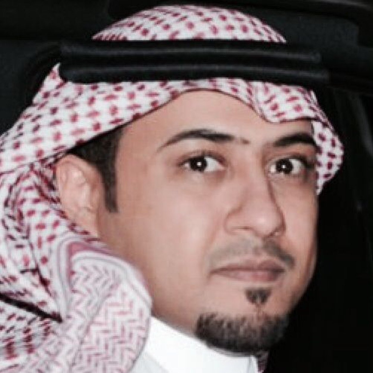 ولربَّ نازلةٍ يضيقُ بها الفتى *** ذرعاً وعندالله منها المخرَجُ ضاقت فلما استحكمت حلقاتها ** فٌرِجَت وكان يظنُّها لا تُفرجُ