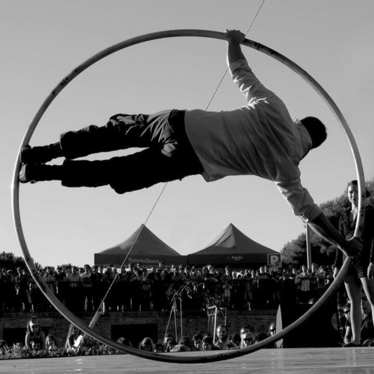 nicolasbg's profile picture. Entraineur-chef @cirque_eloize / Enseignant @ENC_EcoleCirque / Associé @artcorps2 / Co-fondateur @throw2catch