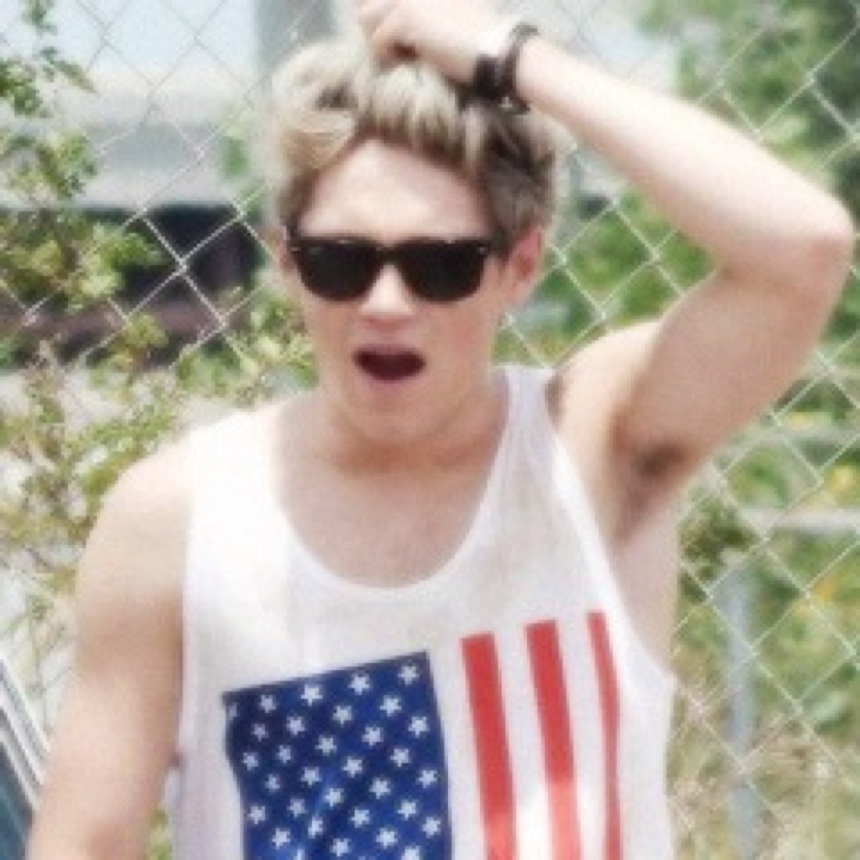 Go follow @Shelookssooperf Or you lose this follow :) #sorrynotsorry