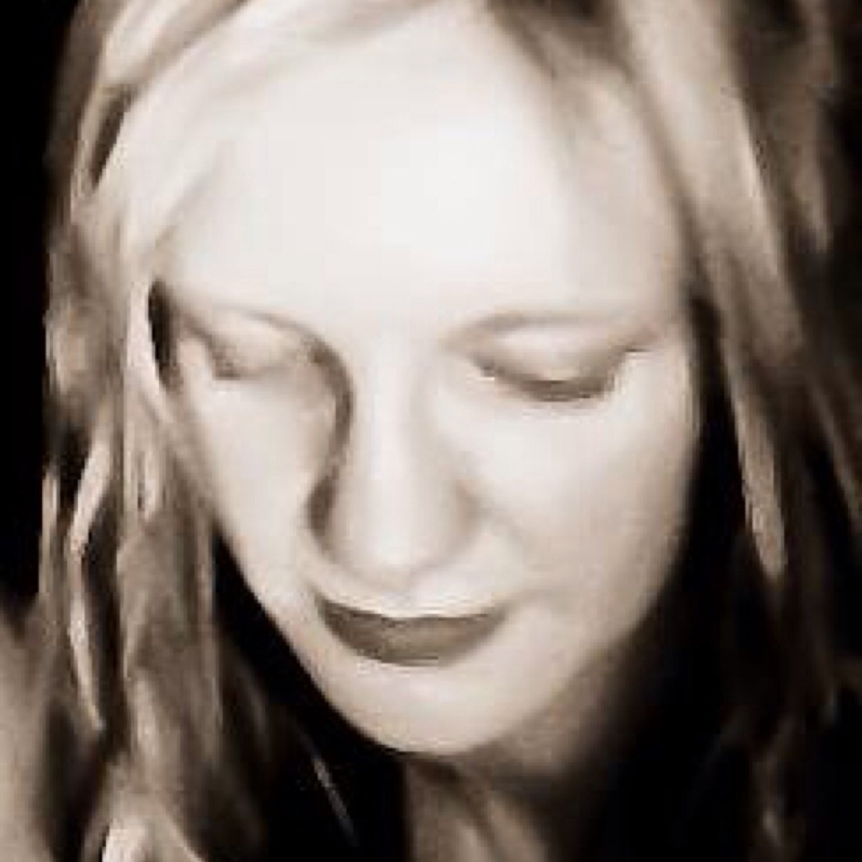 Allunderonemoon's profile picture. 