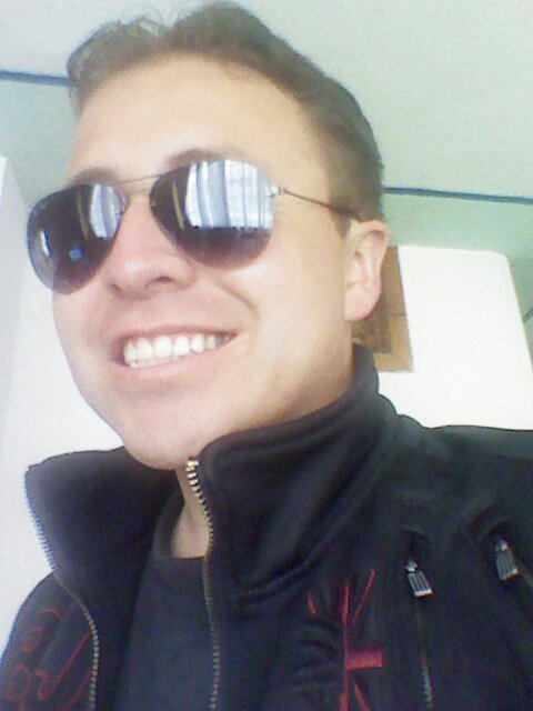 Soy un loco q parece mas cuentero o bueno las dos cosas, amante del buen rock, pensador y fasinado por el medio ambiente.. en fin me gusta vivir la vida!!