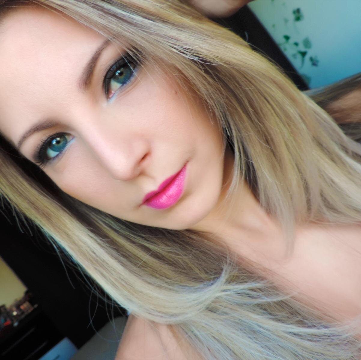 Blogueira, amo beleza, cosméticos, maquiagem e marketing!