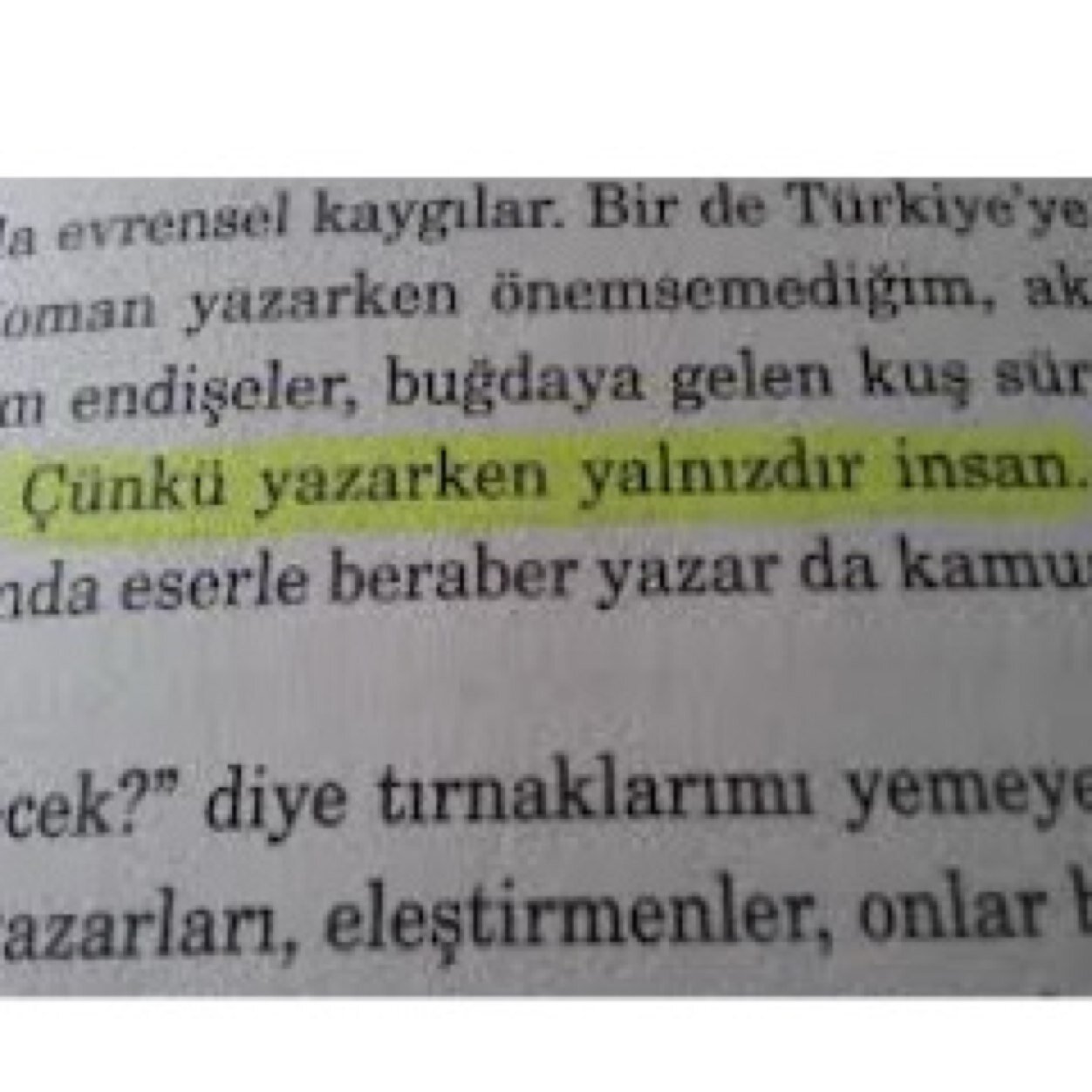 İnsan söyleyemediklerini yüreğine yazar aslında. Onları yazarken de yalnızdır, kendine anlatmaya çalışırken de...