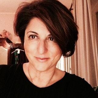 docente di storia dell’arte in un liceo siciliano, scrive  di didattica dell’arte, delle mostre che ha visitato in giro per l’Italia e non solo