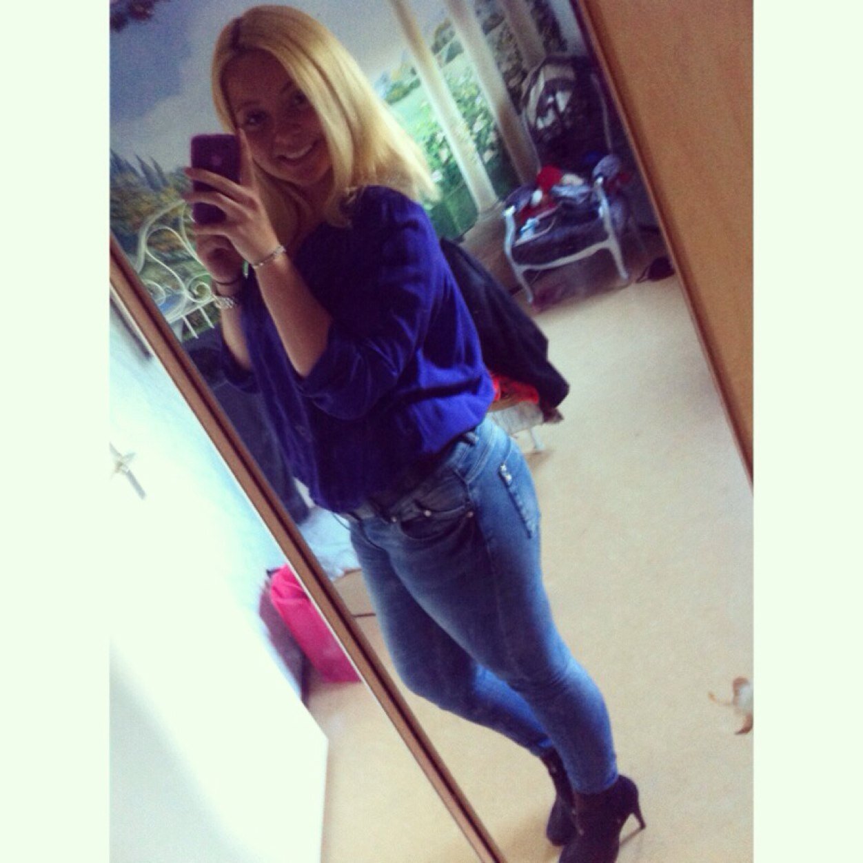 Instagram : deborahmol  | Never regret something that once made you smile ✌