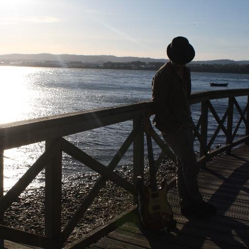 Vividor, amante de la música y de los pequeños detalles y placeres de la vida. Golpeo la guitarra siempre que puedo, con un toque de Blues, de Country y de Jazz