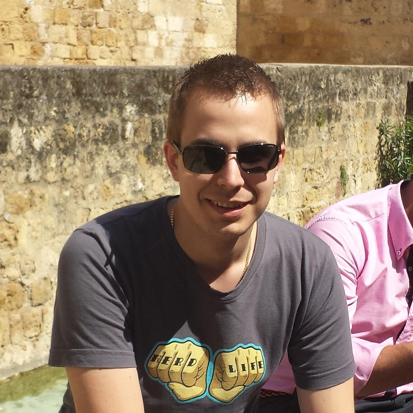 I'm a blogger, website developer, sysadmin. I love the music,piano and android. I will never follow #spammers. Everybody else who follow me will get follow back