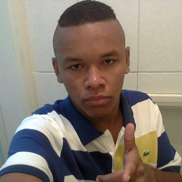 O corte dos amigo cabelo disfarça.